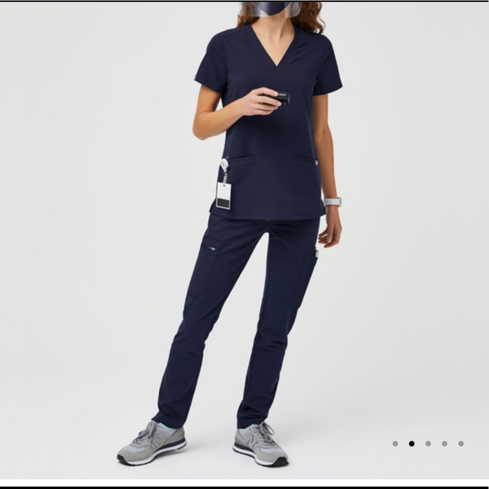 FIGS SCRUBS IN NAVY BLUE